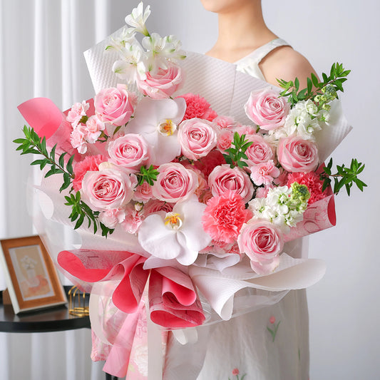 粉色嬌嫩|粉雪山康乃馨蝴蝶蘭混搭鮮花束